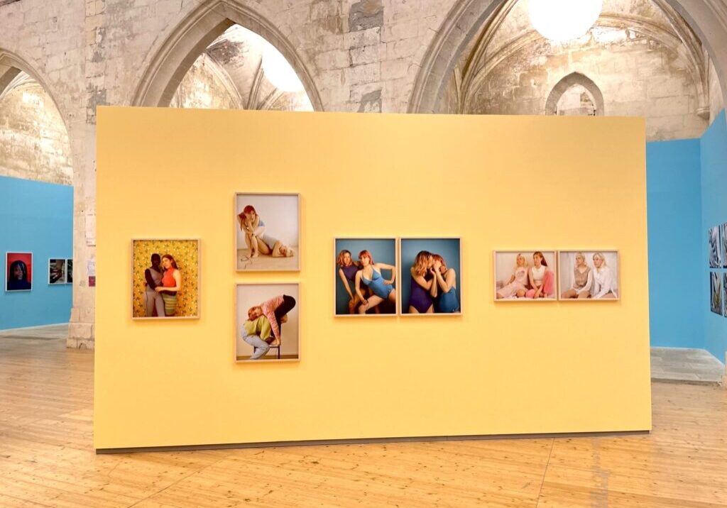 Emma Sarpaniemen teoksia Søsterskap-näyttelyssä Les Renconters d'Arles -festivaalilla vuonna 2023. Näyttelyhanketta tuettiin Framen projektiapurahalla. Kuva: Frame Contemporary Art Finland